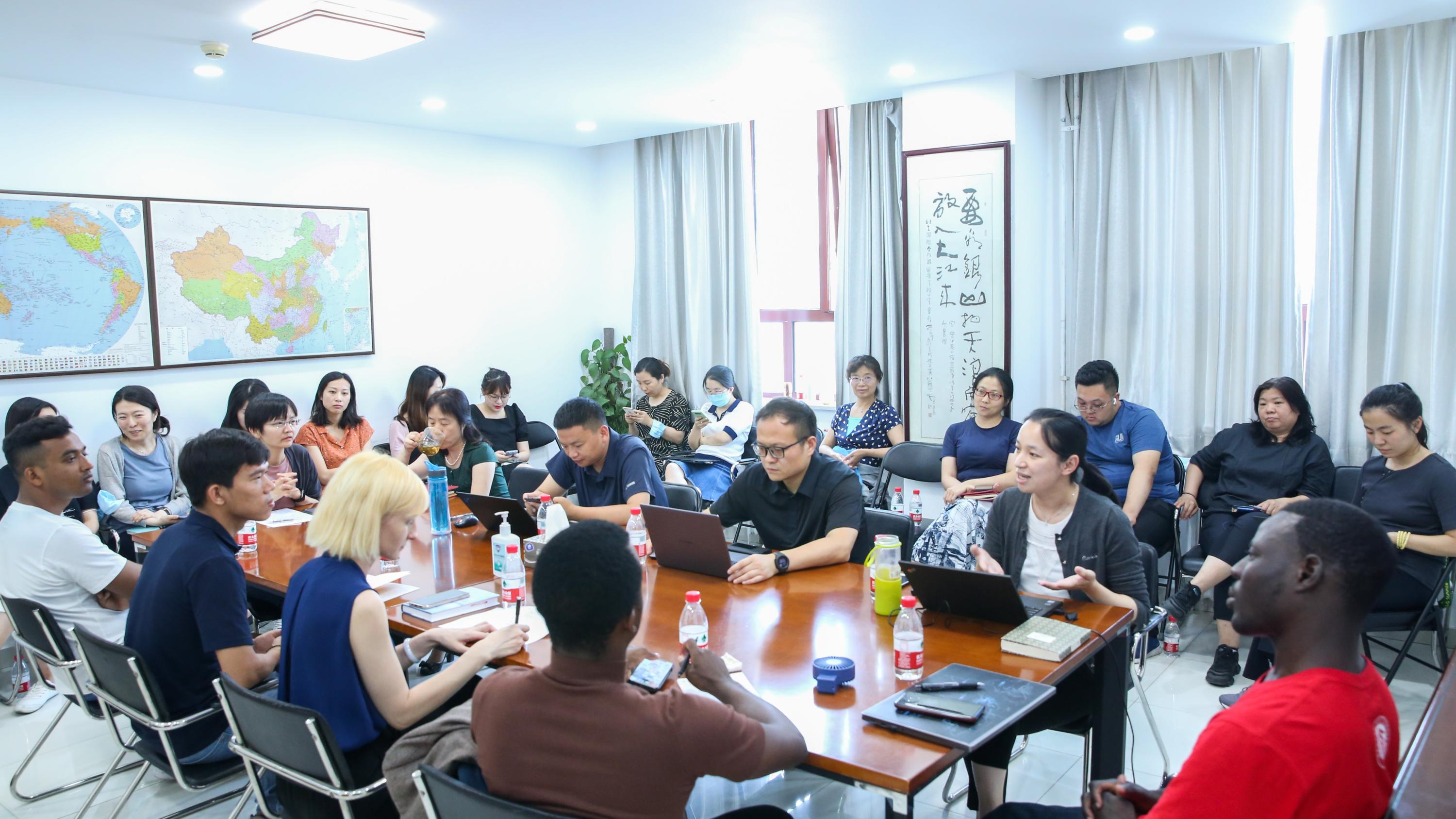 留学生办公室工作人员和留学生代表一起学习回信精神