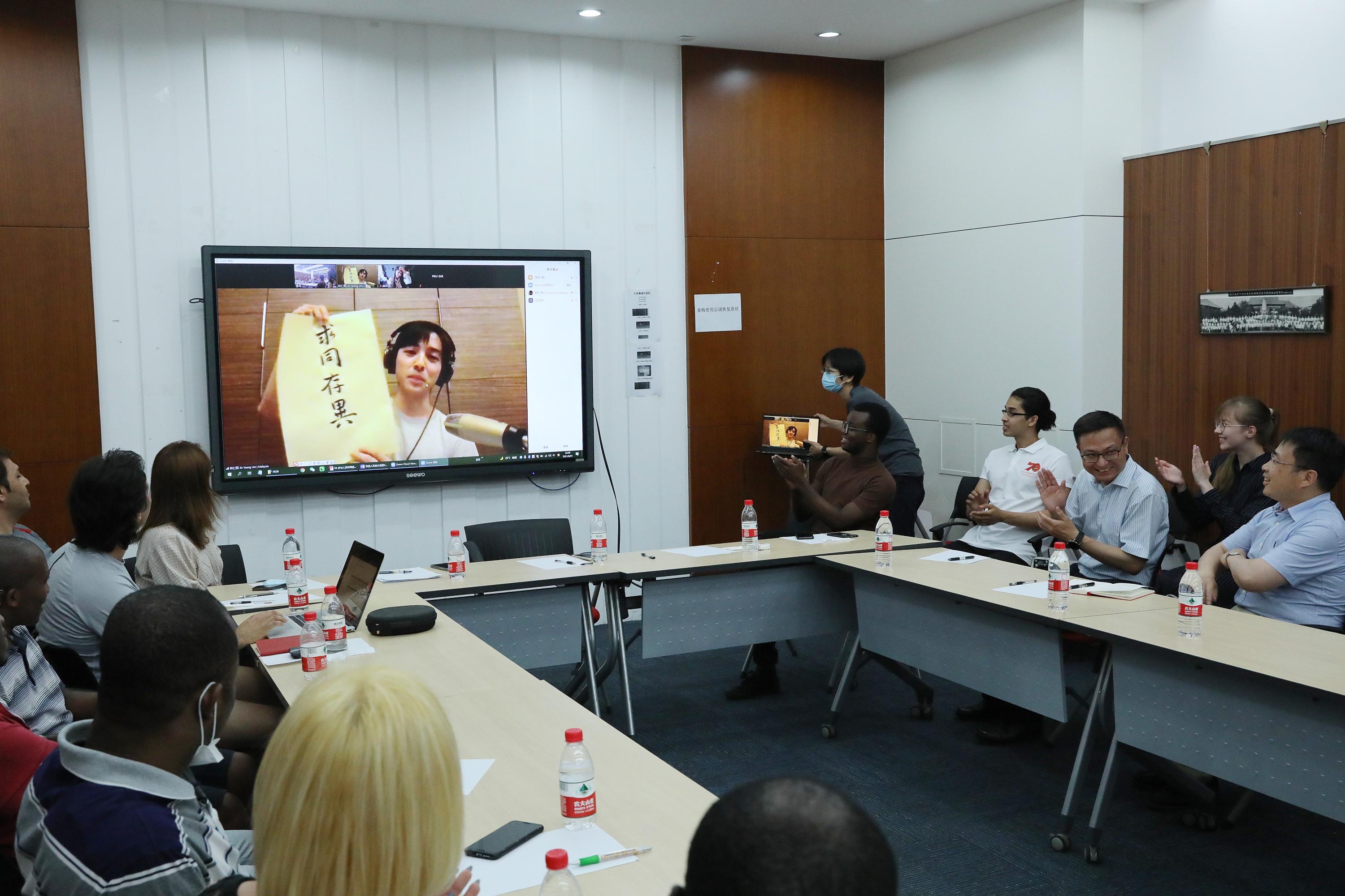 海外的留学生校友通过线上分享“求同存异”书法作品表达美好的国与国交往的心愿