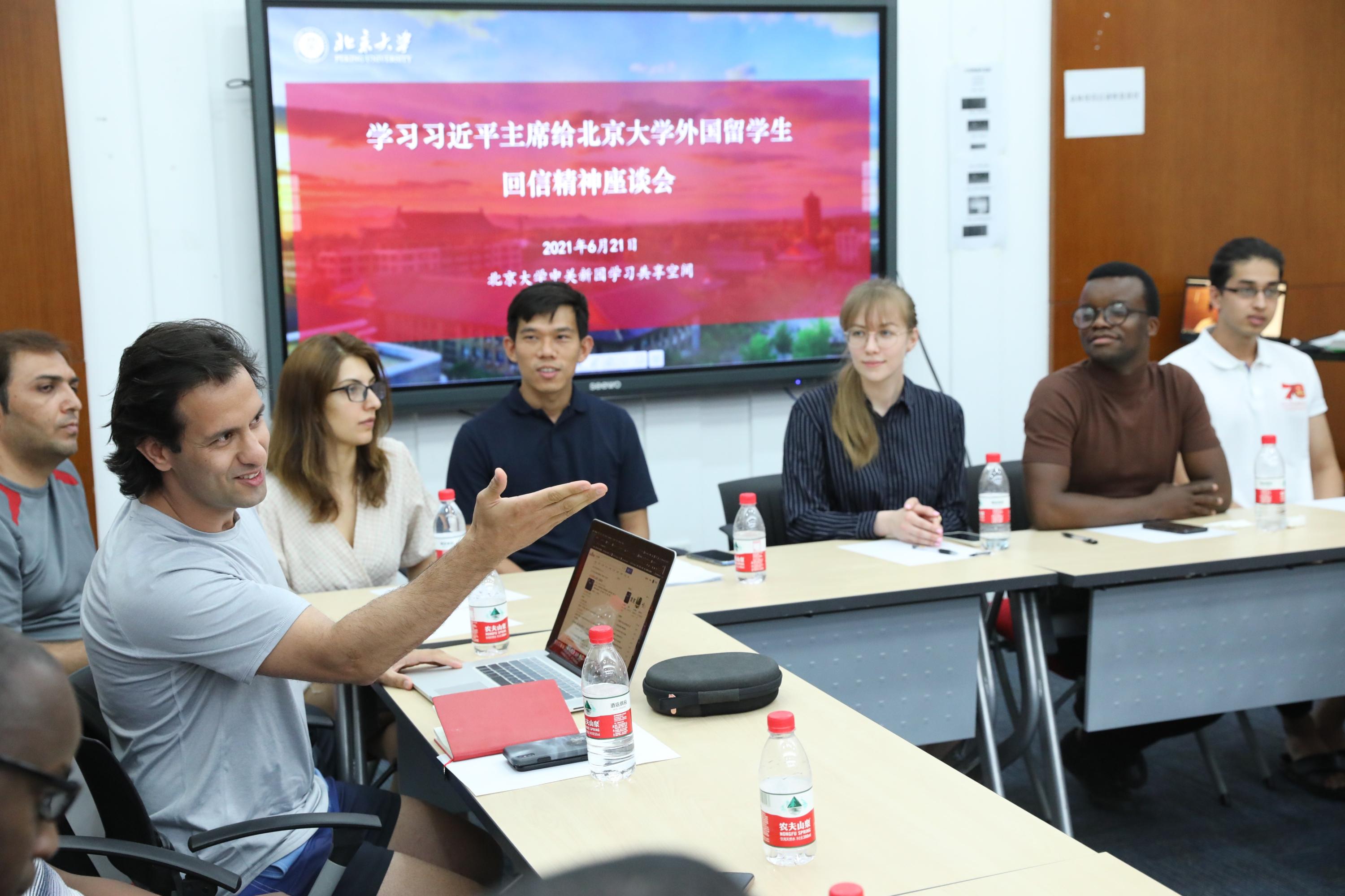 学习座谈会现场,留学生同学们热烈分享